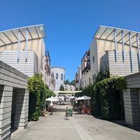日中は、お店も出てて、買い物もできます！