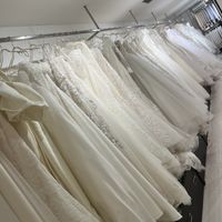 新婦のドレスは取り寄せ可能