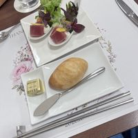 前菜の変わり寿司とパン