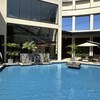 水庭。雰囲気がとても気持ちの良い開放的でリゾートのようです。