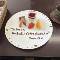 下見の際にパートナーに対するサプライズメッセージをデザートに