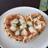 大きなハートのピザ。ふわふわの生地が美味しかったです。
