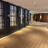 下の階のロビーです