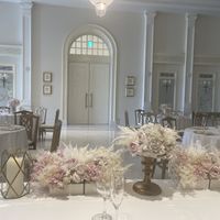 白を基調とした披露宴会場