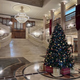 クリスマスシーズンのロビ大きなクリスマスツ飾られています。