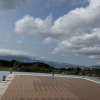 ここが会場で、お花や椅子が並びます