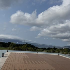 ここが会場で、お花や椅子が並びます