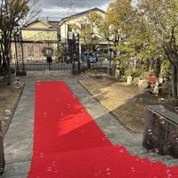 チャペル外　ブーケトスする場所。バブルマシーン中。