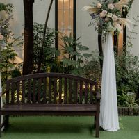 フォトスポットのガーデンベンチ横に素敵なお花の装飾をしました