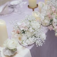 ラベンダー色のテーブルクロスに白を基調とした装花。