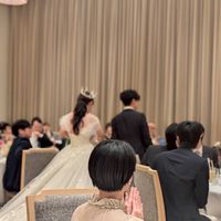 天井が高く、広々した白基調の披露宴会場。ガーデンが見えます。