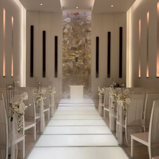 スモークと光の演出が綺麗なチャペル