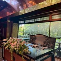 お庭の木々を背景にした高砂