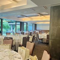 大きな窓があり開放感のある披露宴会場です。