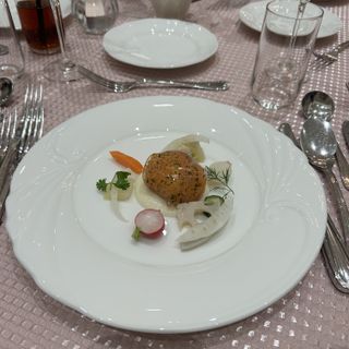 スモークサーモンのオモニエール フヌイユのピューレと野菜