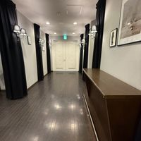 シックなテイストの披露宴会場は続く廊下と入り口扉