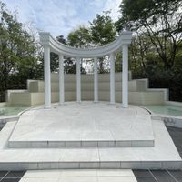 チャペルの横に集合写真が撮れる撮影スポットがあります
