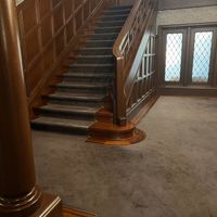 玄関入ってすぐの大階段。良い写真が撮れます。