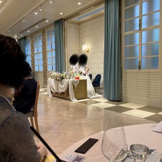 どこのテーブルからも新郎新婦の顔が見える近さでした。