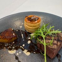 お肉料理にはフォアグラが付いていました。