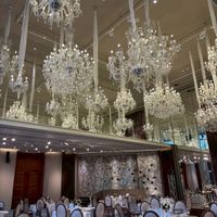 こちらの披露宴会場では天井に鏡があり、広く感じました。