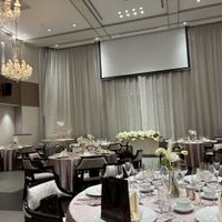 メイン席の後ろにスクリーンが登場しました