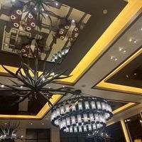 天井にはシャンデリアやオブジェがあり、鏡もありました