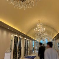 廊下にシャンデリアがあり、豪華な装飾でした