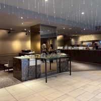 大階段下にはバーカウンターがありました。