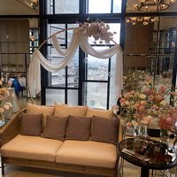 披露宴会場の新郎新婦席