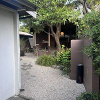 浴室から見える流しそうめんスペース、喫煙所