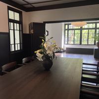 別邸のダイニングからエントランスを望む