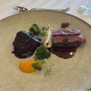 メインのお料理です
お肉が2種類あって一皿で二倍楽しめます|804769さんのシーサイドヴィラ マウロアネーラの写真(2684805)