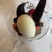 デザート、コースのシメより前に出てきて驚いた。