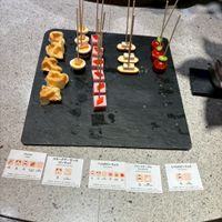 受付後挙式会場移動前待合室でのつまみ
