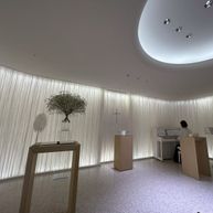 温かみのある挙式会場です。
