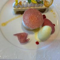 デザートです。1皿に2種類のデザートが乗っています。