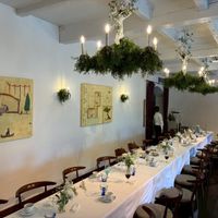 新郎新婦席を設けず、ゲストと一緒に食事する横一列の席配置。