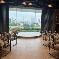 カーテンが開いて景色がみえる