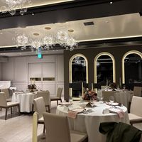 シンプルで作り込まれたきれいな会場