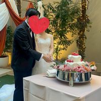 ガーデンでのケーキ入刀
後ろの白とオレンジの布はオプション