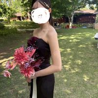 ブラックドレスとブーケ