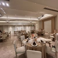 白基調でとても可愛い披露宴会場。