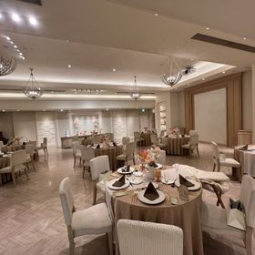 白基調でとても可愛い披露宴会場。