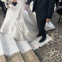 フラワーシャワーのあとも花びらがいっぱいで可愛い