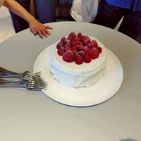 余ったウエディングケーキの上のとこを子どもたちと食べました。