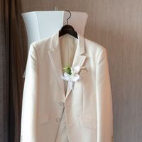 ブートニアは造花(アーティフィシャルフラワー)です。