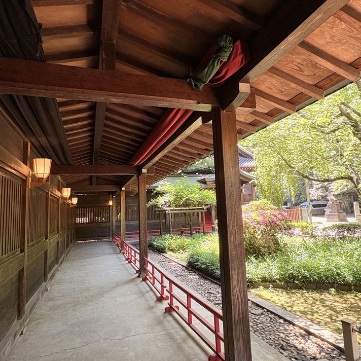 参進の儀を行う回廊。屋根もあり幅も広い。
