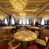 披露宴会場です。写真のように上に布をつけることもできます。