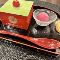 デザート　抹茶ケーキとラズベリーアイス
